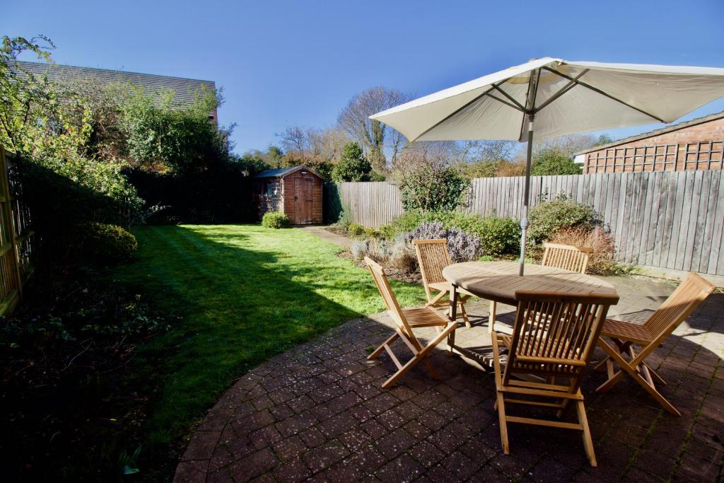 Modern 3 Bed House with Garden and Parking 1