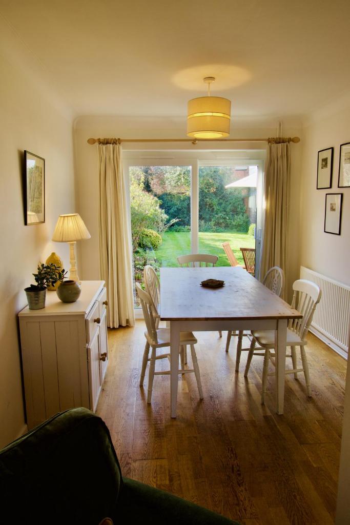 Modern 3 Bed House with Garden and Parking 4