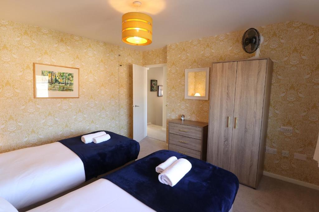 Modern 3 Bed House with Garden and Parking 7