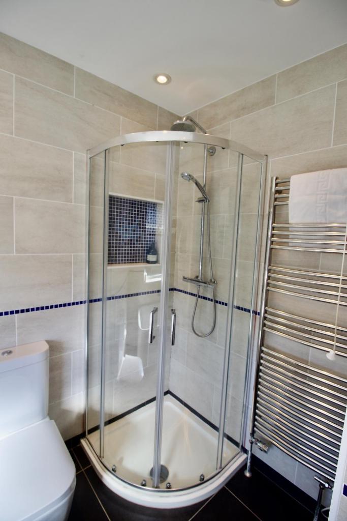 Modern 3 Bed House with Garden and Parking 3