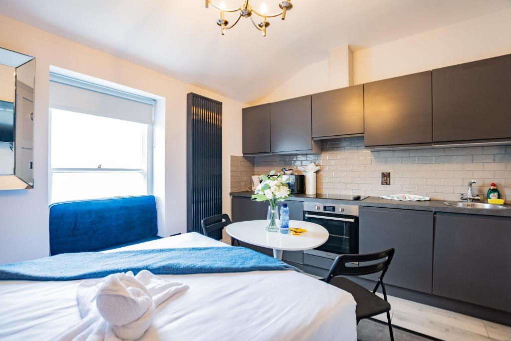 Superb Studio With Marina Views- WiFi Included 4