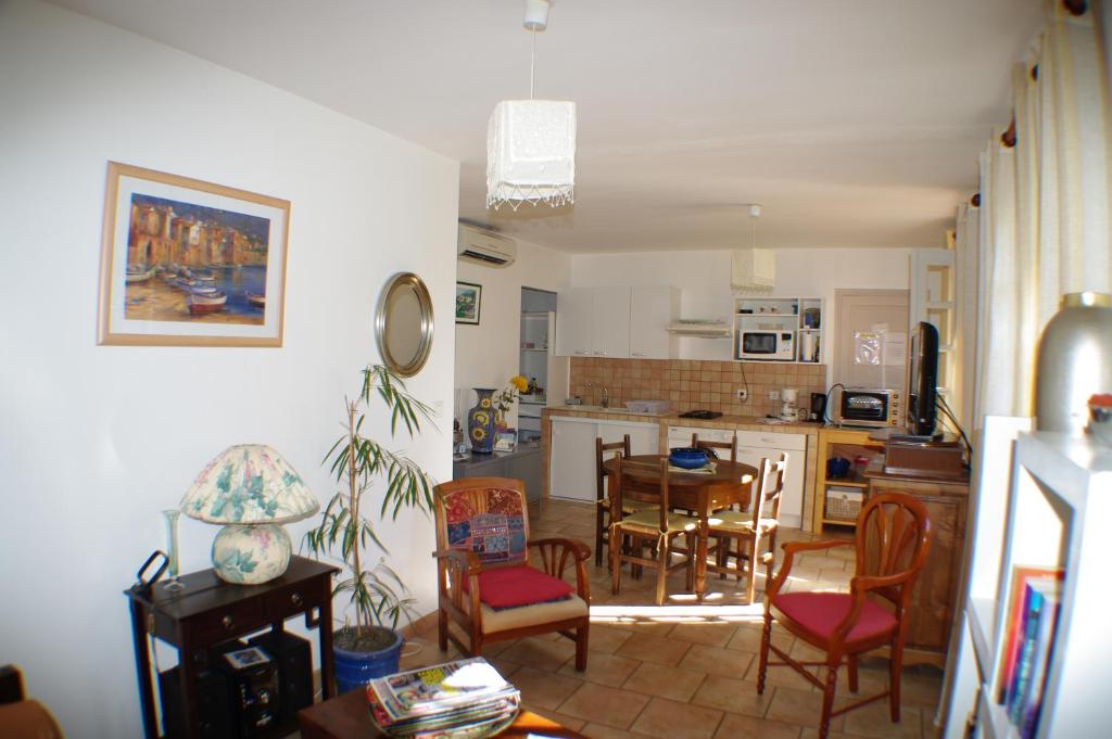 GITE , Maison de vacances avec extérieur et terrasse fleurie meublé tourisme 3 étoiles 1