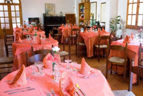 une salle à manger avec des tables avec des nappes roses dans l'établissement Hotel Alexander, à Tropea