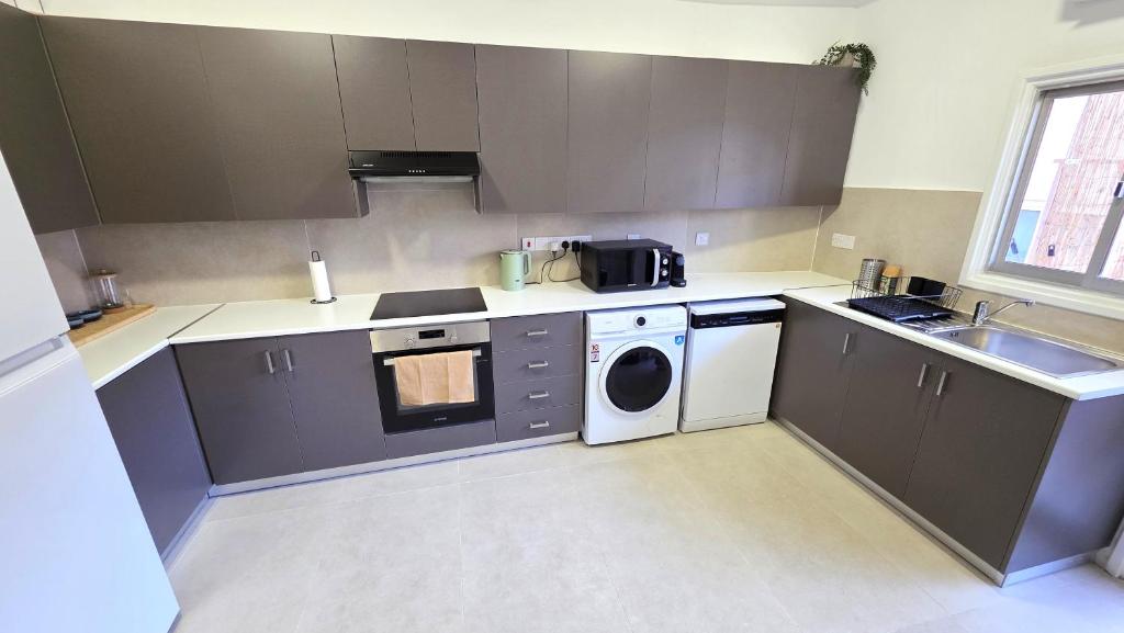 Wohnung in Larnaca: Steps to Beach - Modern Central Apt with 1GB Wi-Fi