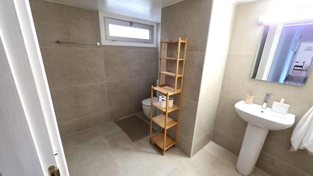 Steps to Beach - Modern Central Apt with 1GB Wi-Fi 3