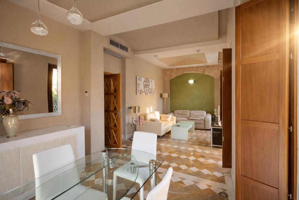 Luxury Apartment with views to Alcazar, Cathedral and Giralda. 2