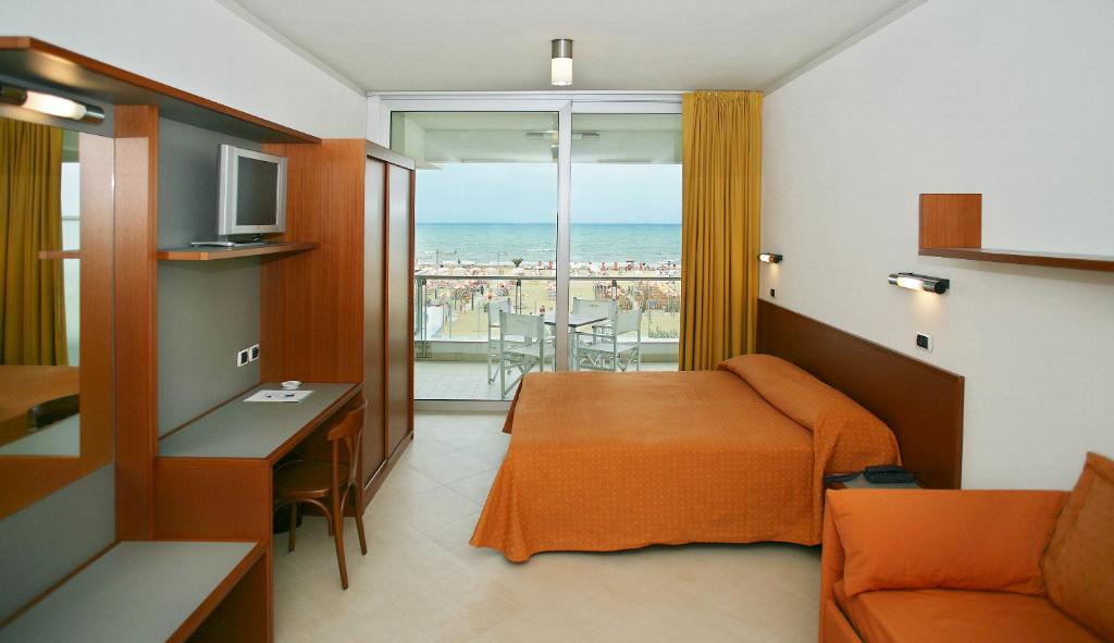 une chambre d'hôtel avec un lit et une vue sur l'océan dans l'établissement Hotel Ascot & Spa, à Rimini