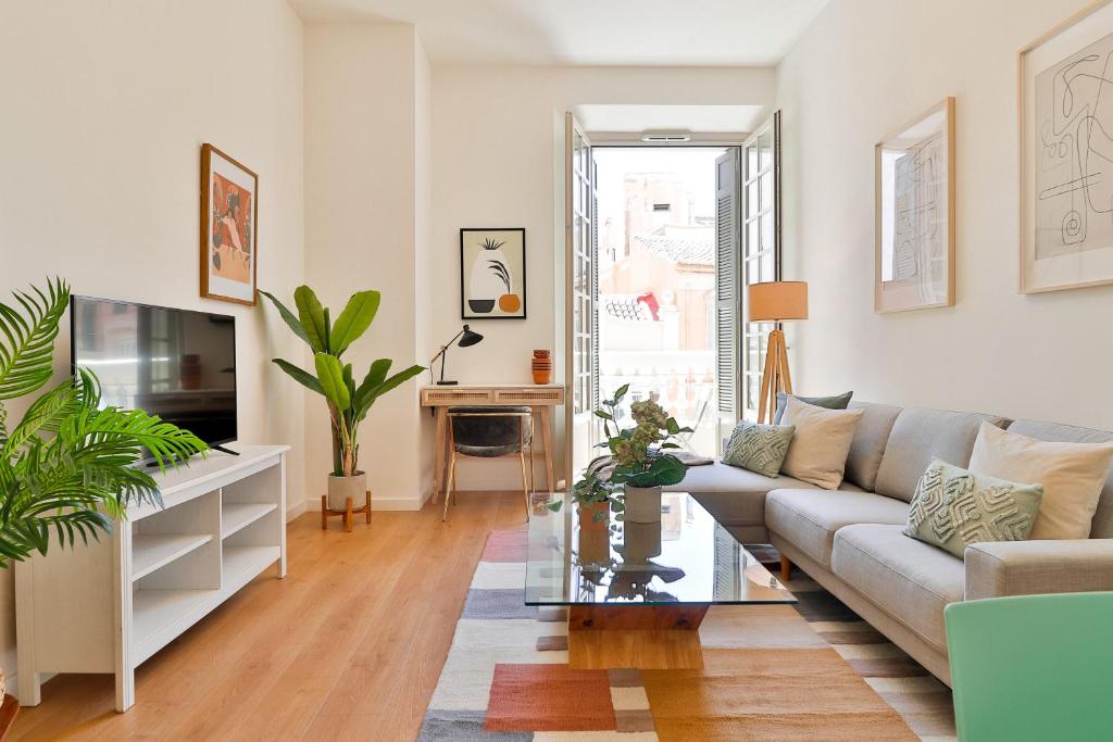 C74 - Marvelous 3 Bedroom Apartment In Historical 8