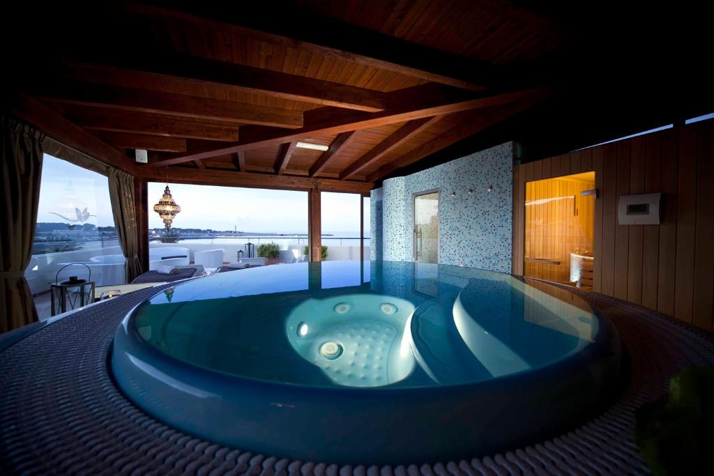une baignoire jacuzzi dans une maison avec vue dans l'établissement Mira Spiaggia, à San Vito Lo Capo