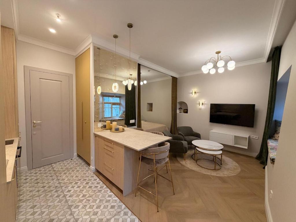Brand New Boutique Apt in City Center 5