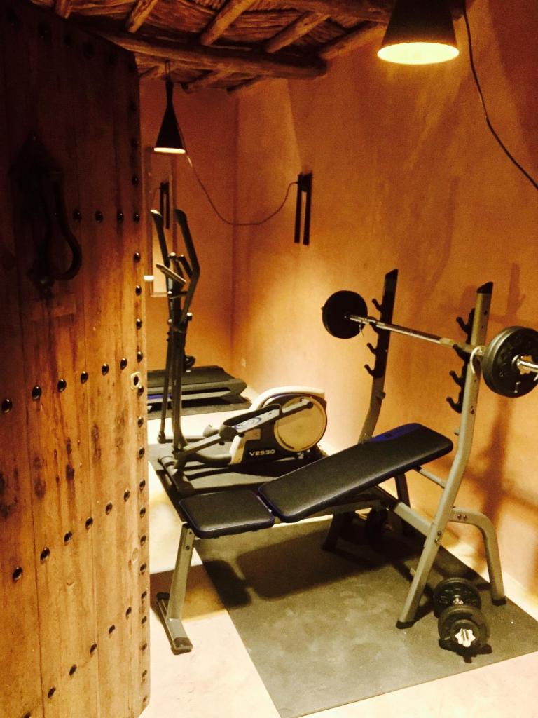 - une rangée de vélos d'exercice dans la salle de sport dans l'établissement Riad 144, à Marrakech