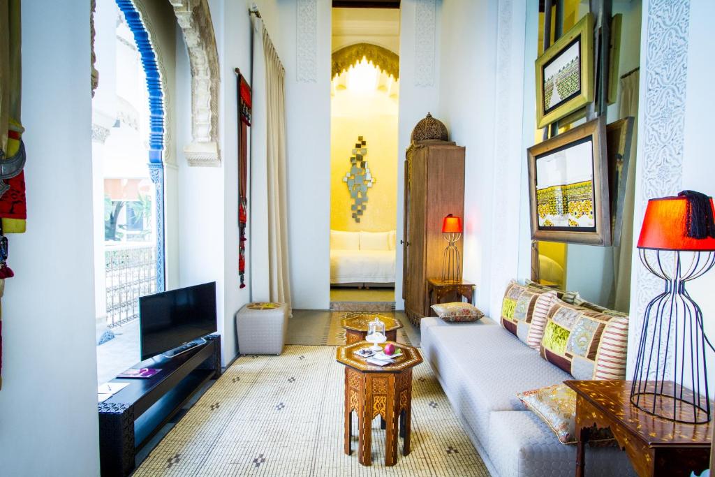 un salon avec un canapé et une table dans l'établissement Euphoriad, à Rabat