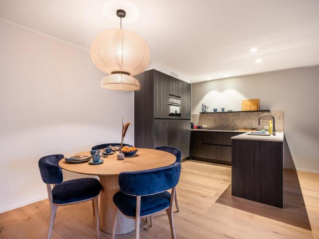 Romantic getaway with terrace in Ghent 8