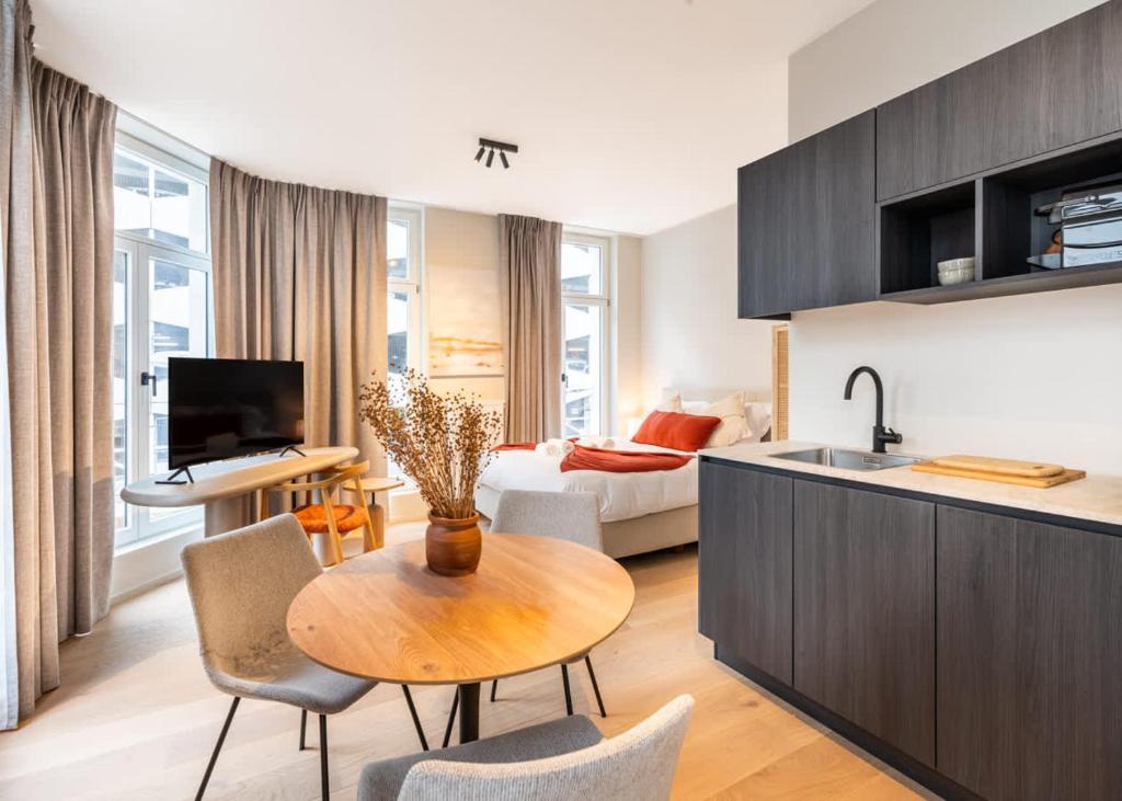 Stylish Modern Studio with Views 1