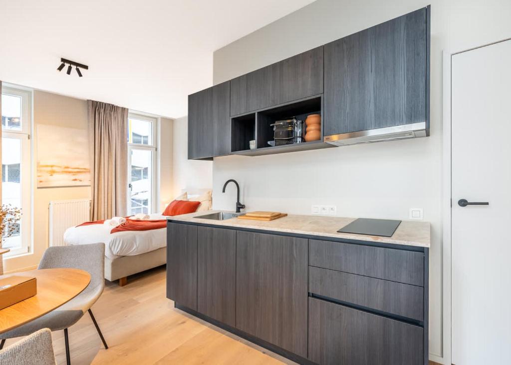 Stylish Modern Studio with Views 4