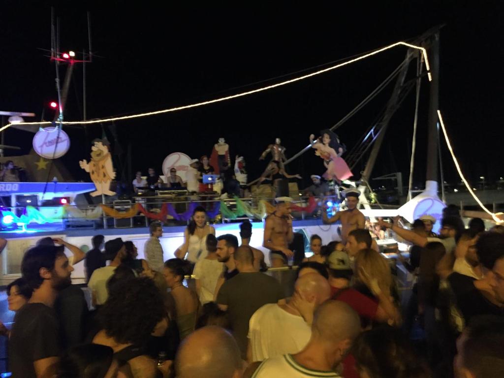 une foule de personnes regardant un spectacle le soir dans l'établissement Hotel Viking, à Rimini 270 autres photos