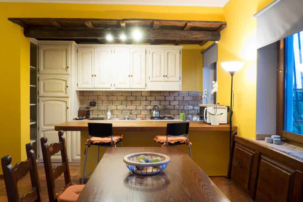 - une cuisine avec une table en bois et un bol dans l'établissement Villa Nadia, with an exclusive swimming pool, à Monterosi