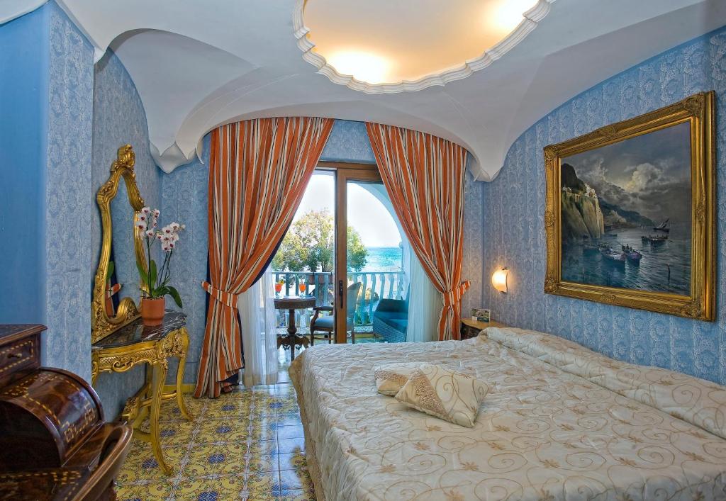 - une chambre avec un lit king-size et une fenêtre dans l'établissement Strand Hotel Delfini, à Ischia