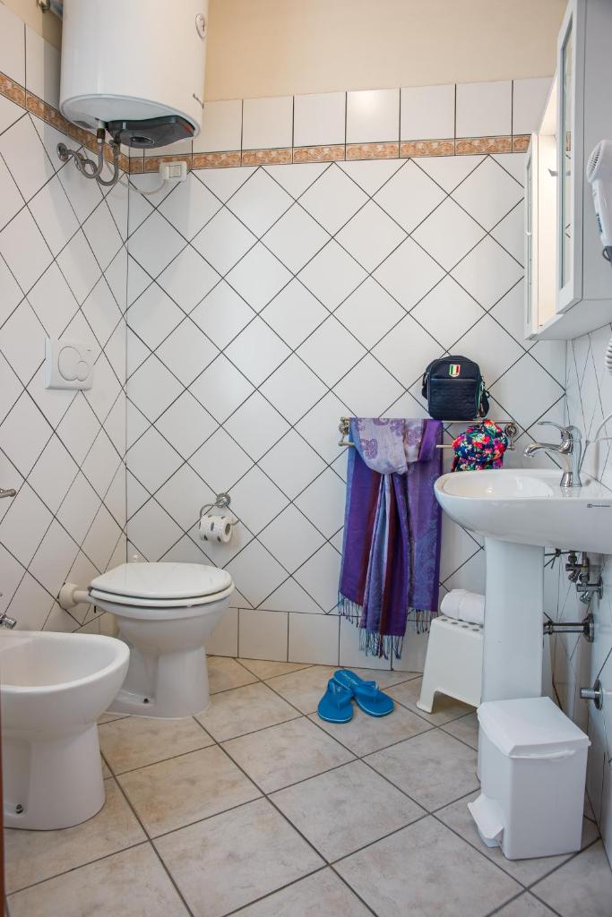 une salle de bain avec toilettes et lavabo dans l'établissement Villetta Tina, à Vada 51 autres photos