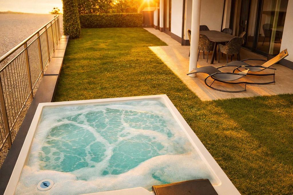 HEAVEN 7 Suite - Private Whirlpool & Garden 7