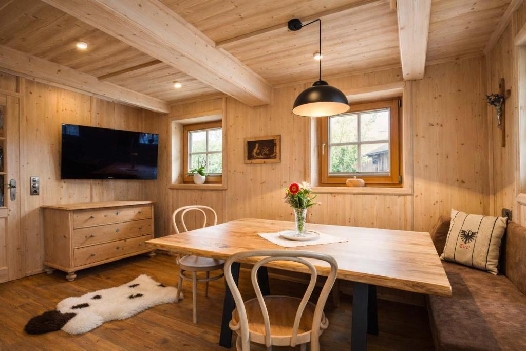 Tiroler TRAUMHAUS - a holiday home with mountain views and a garden 2