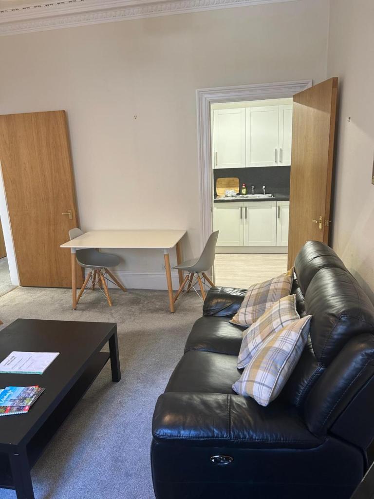 Central, Cafe society around the corner, Barony Street Apartment 8