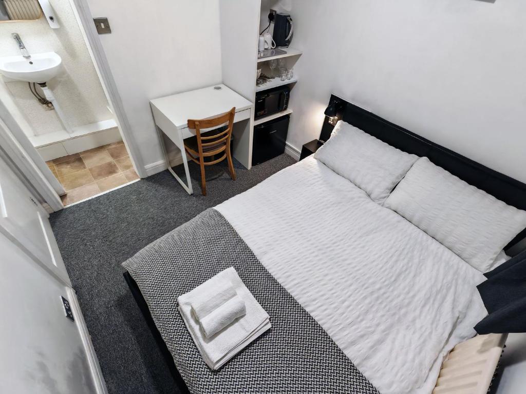 Small Compact Self Contained Studio Flat 6