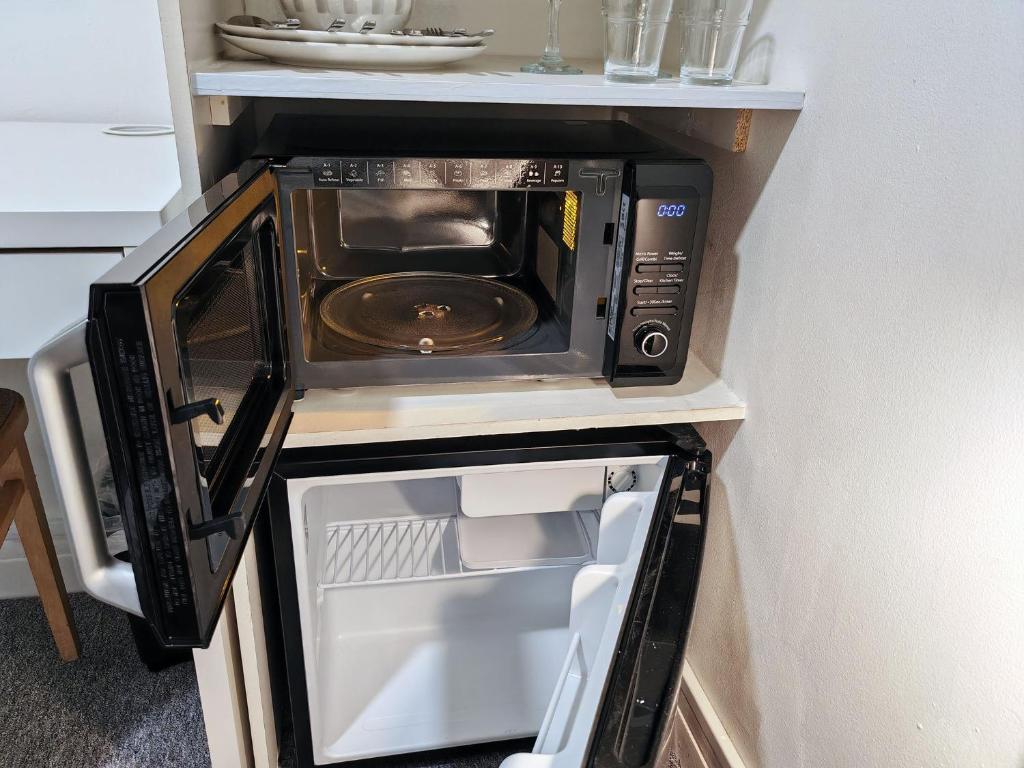 Small Compact Self Contained Studio Flat 4