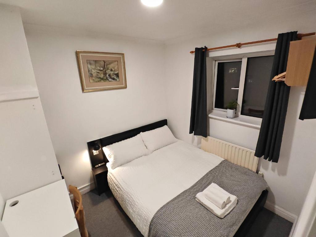 Small Compact Self Contained Studio Flat 2