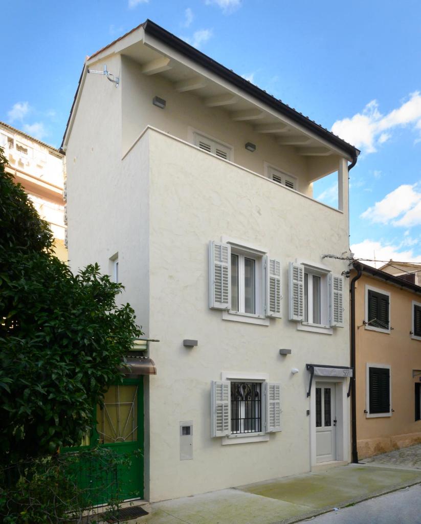 S27-Modern house in the old centre with parking 1