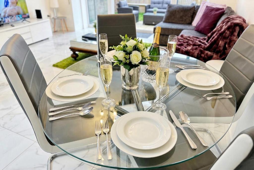 Paradigm House, Stunning 2-Bedroom Apartment 1, free Parking, Oxford 4