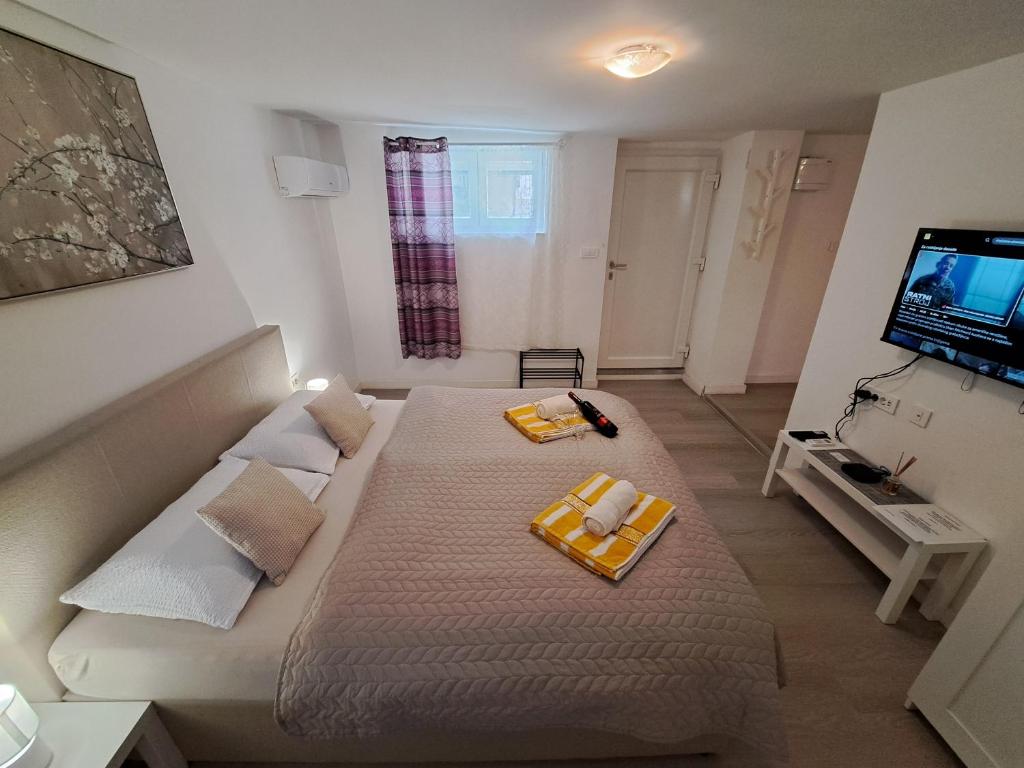 Apartments Orlić - Self check-in with code, WI-FI, Netflix, smart TV, garden, terrace 4