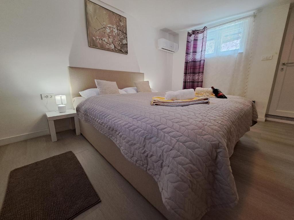 Apartments Orlić - Self check-in with code, WI-FI, Netflix, smart TV, garden, terrace 2
