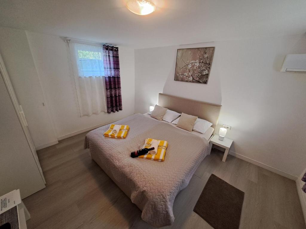 Apartments Orlić - Self check-in with code, WI-FI, Netflix, smart TV, garden, terrace 5