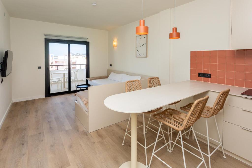 Apartamentos San Antonio Beach 6