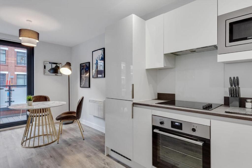 1BR Apartment in Heart of Birmingham w Balcony 3