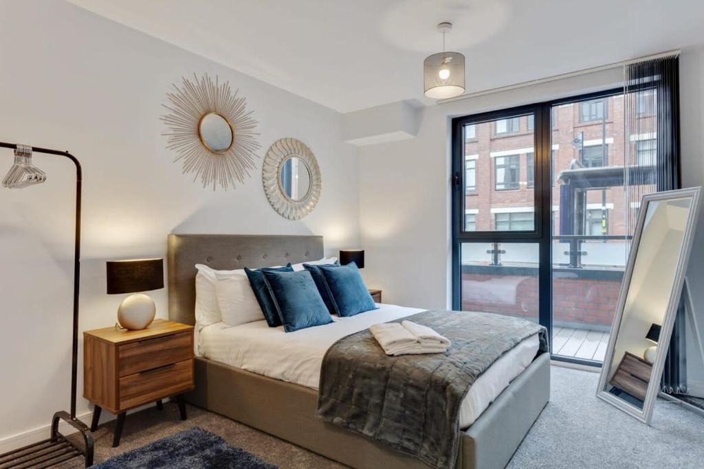 1BR Apartment in Heart of Birmingham w Balcony 2