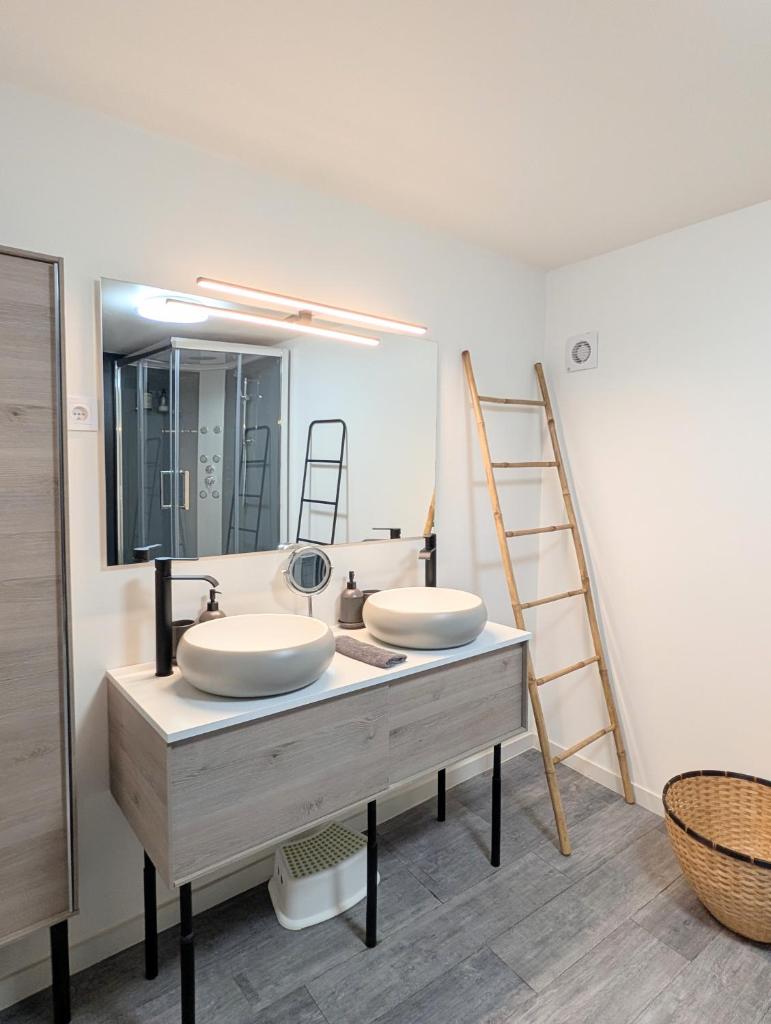Appartement rénové place du Palais avec parking 3