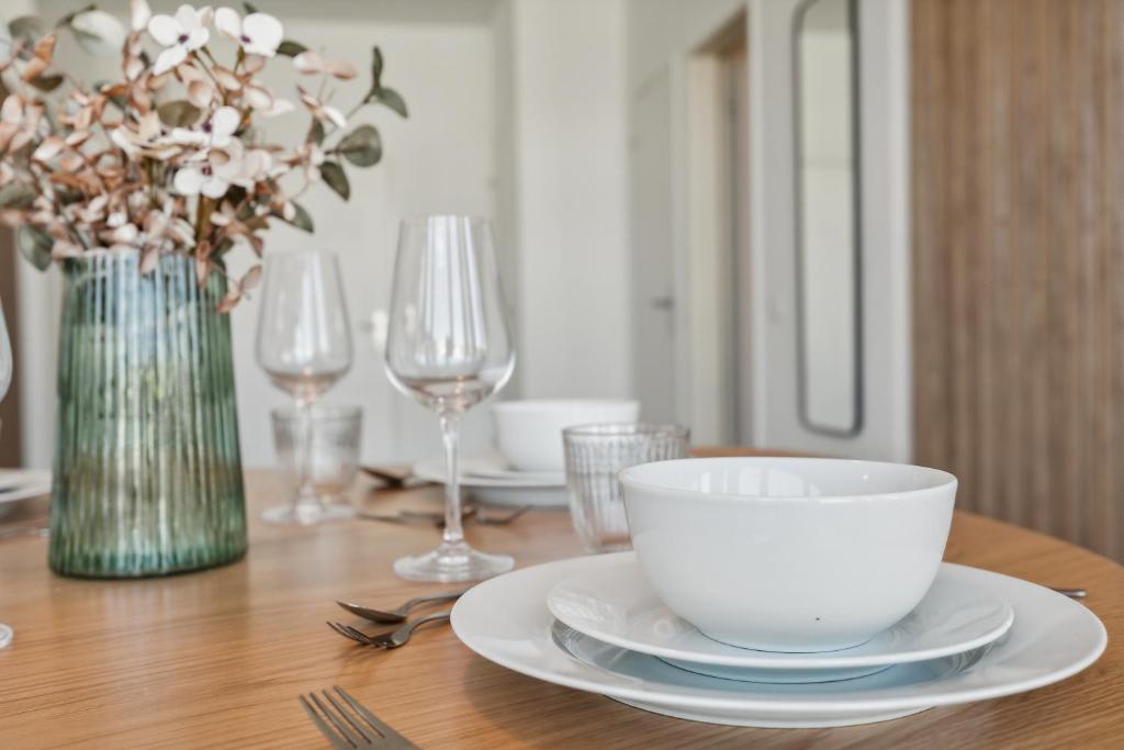 COMFORT HOMES - Premium Apartments - 15' Lucerne - Washer & Dryer - Public Transport - Parking 7