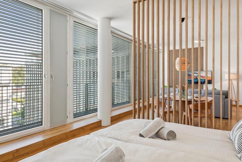 COMFORT HOMES - Premium Apartments - 15' Lucerne - Washer & Dryer - Public Transport - Parking 4