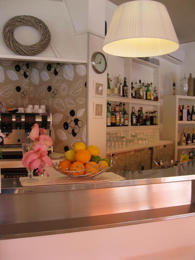 une cuisine avec un bol de fruits sur un comptoir dans l'établissement International Hotel, à Cavallino-Treporti