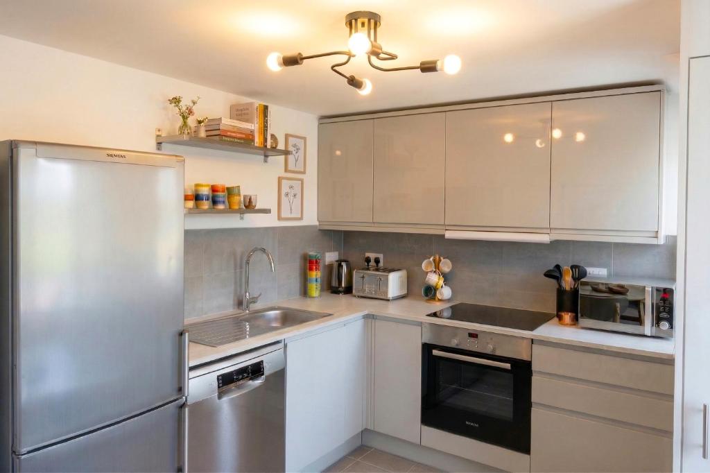 Paradigm House, Modern 2-Bedroom Duplex Apartment 2, Free Parking, Oxford 3