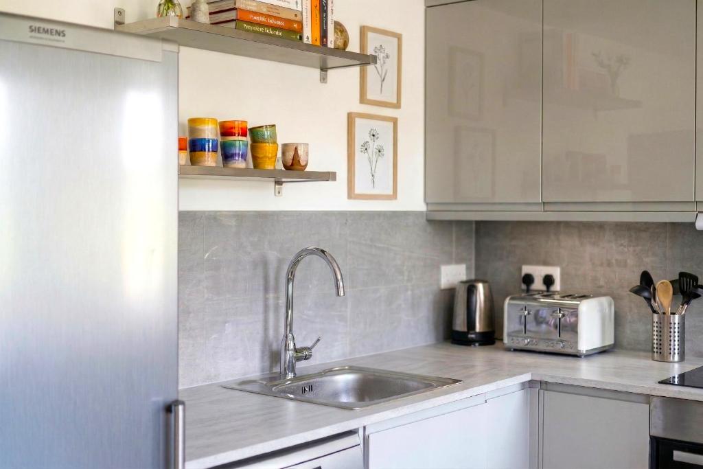 Paradigm House, Modern 2-Bedroom Duplex Apartment 2, Free Parking, Oxford 5