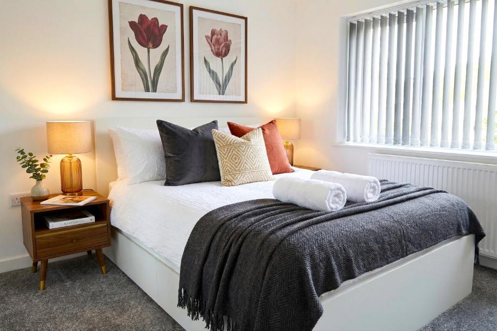 Paradigm House, Modern 2-Bedroom Duplex Apartment 2, Free Parking, Oxford 1