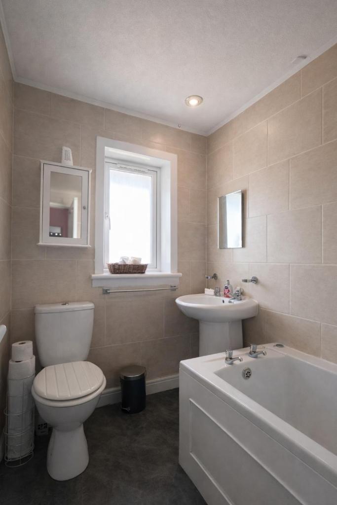 Bright & Comfortable 2BR Apartment near Edinburgh Centre 7