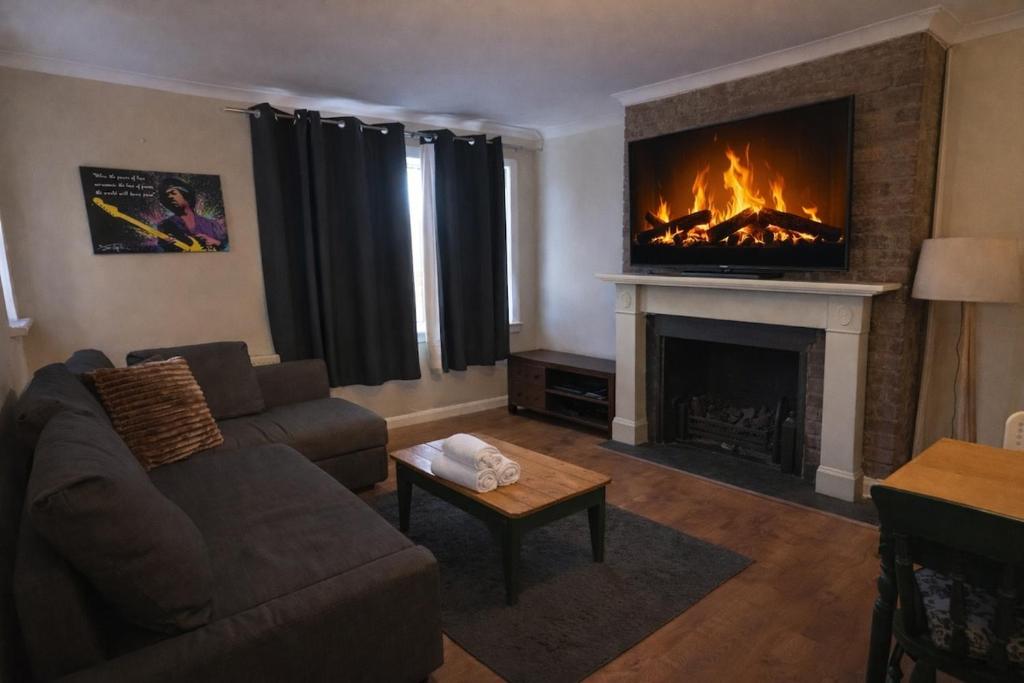 Bright & Comfortable 2BR Apartment near Edinburgh Centre 3