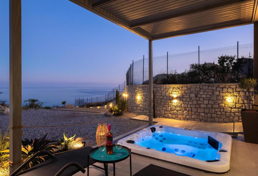Aquamarine Luxury Suites - Stegna - Beachfront, Jacuzzi , Smart Home, Great View 8