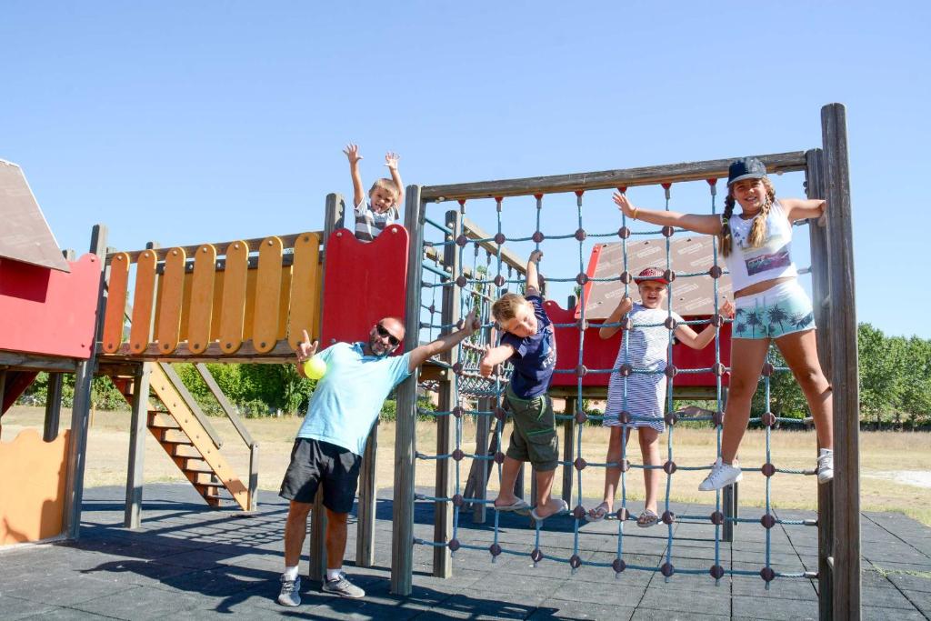 un groupe d'enfants jouant sur une aire de jeux dans l'établissement Camping Domaine Du Golfe De Saint Tropez, à Grimaud