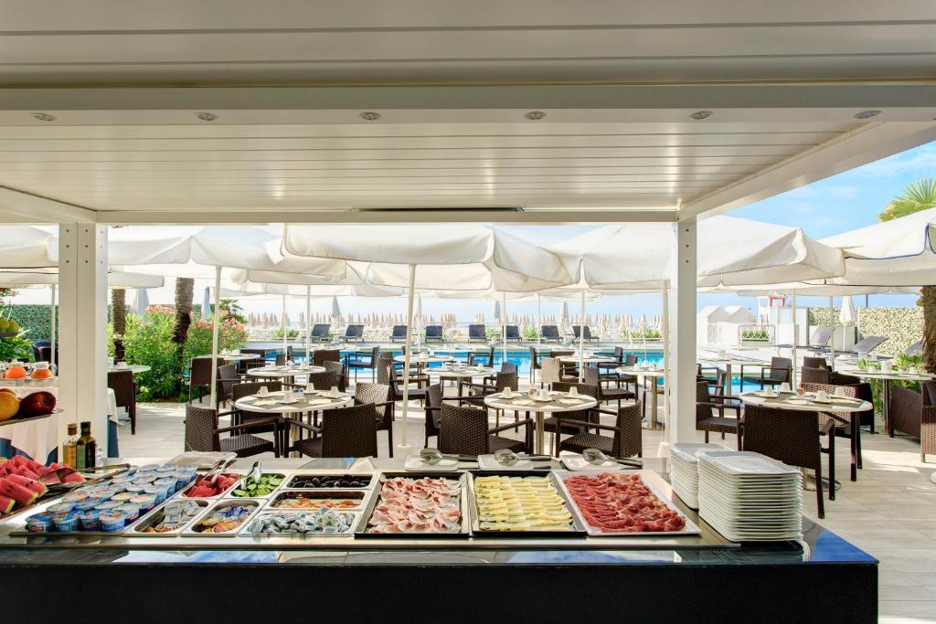 - un buffet de plats dans un restaurant dans l'établissement Hotel Byron Bellavista, à Lido di Jesolo