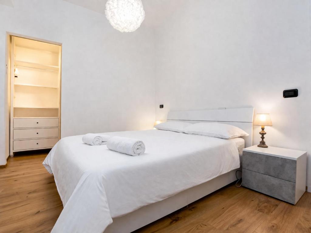 Xenia - 4 rooms apt in Via Cantore 50 2
